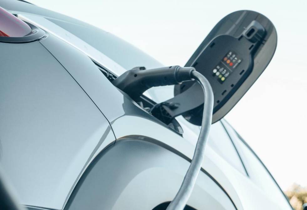 Coche eléctrico con una cable de cargador