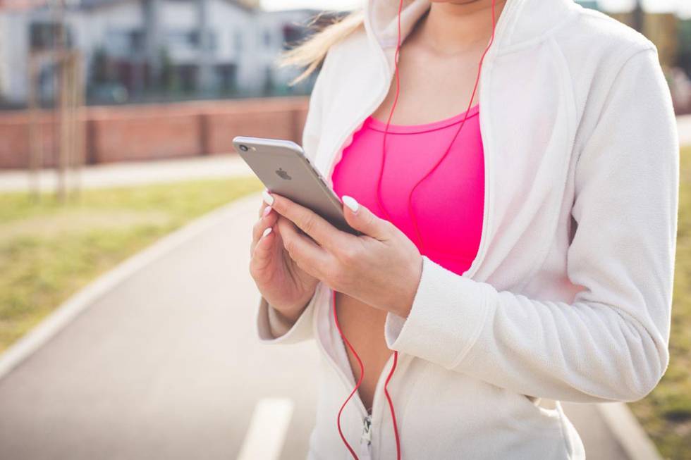 Chica con un iPhone en las manos