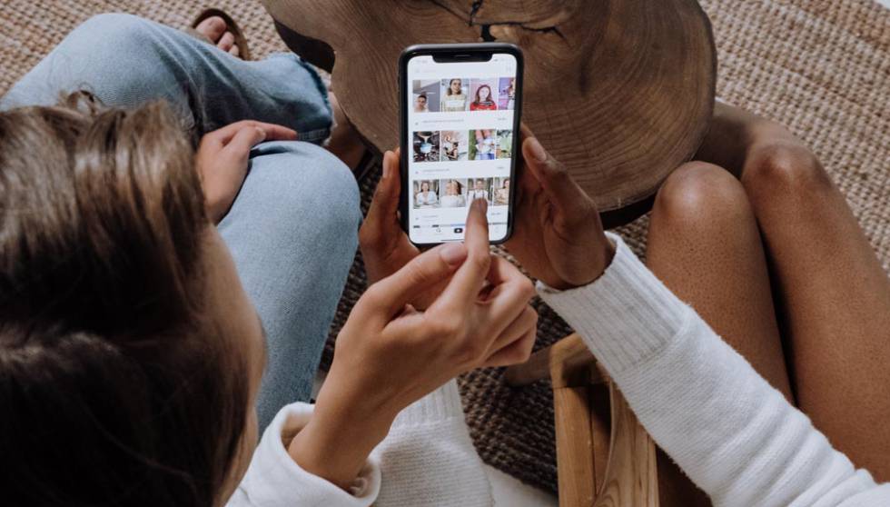 Chicas utilizando un teléfono iPhone
