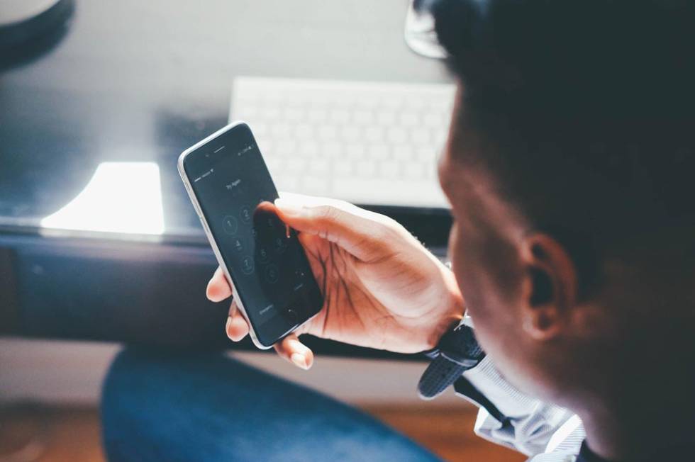 Hombre utilziando un smartphone