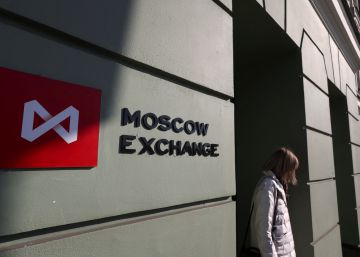 La Bolsa de Moscú reabre tras un mes con apoyo público y subida del 4,4% La Bolsa de Moscú reabre tras un mes con apoyo público y subida del 4,4%