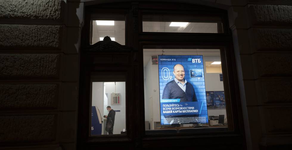 Un cliente en un cajero automático de VTB en Moscú.