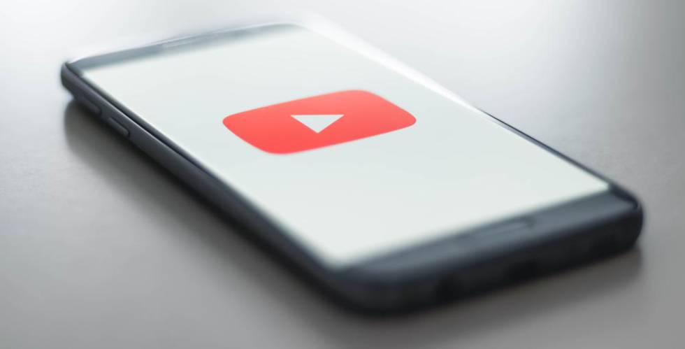 Logo de YouTube en un smartphone