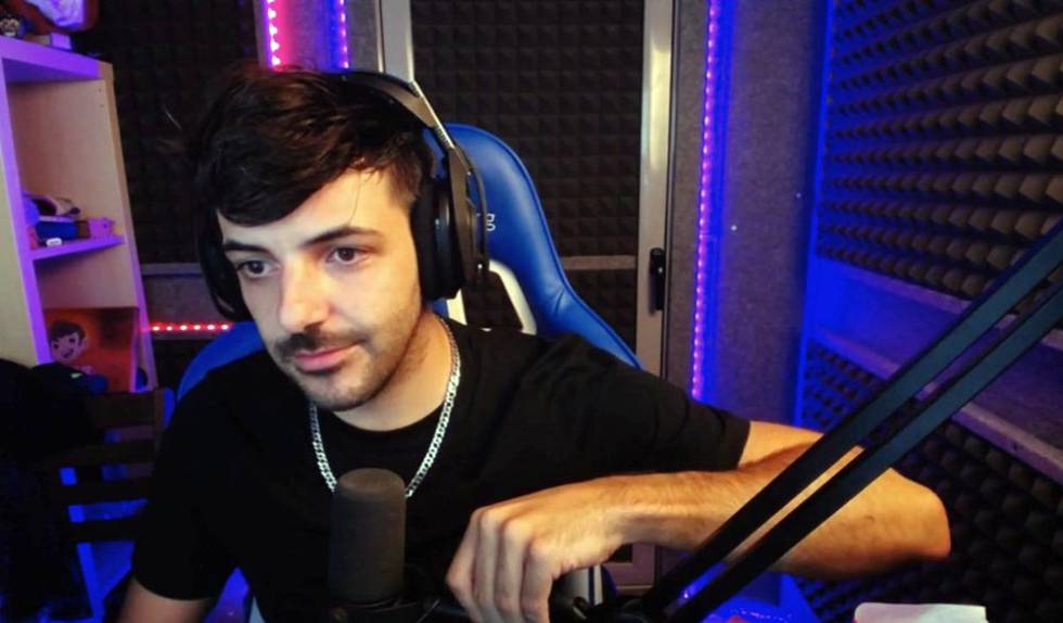 Streamer Nexxuz en una silla