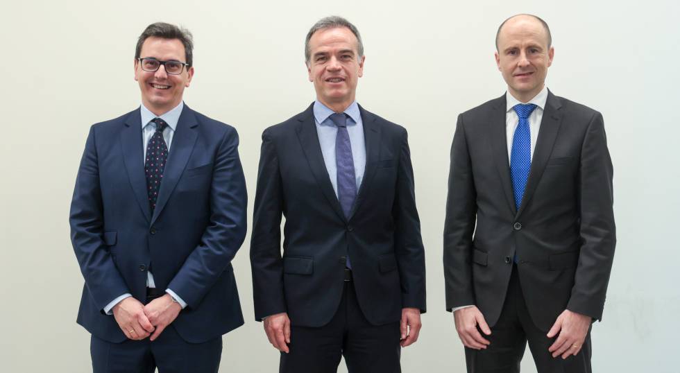 Miguel Ángel Zamorano, director de gestión de tiendas; José Ramón Fernández de Barrena, CEO; y Ángel Jareño, subdirector general de Grupo Uvesco.