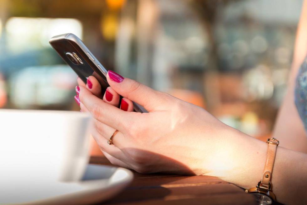 Chica con un smartphone Android