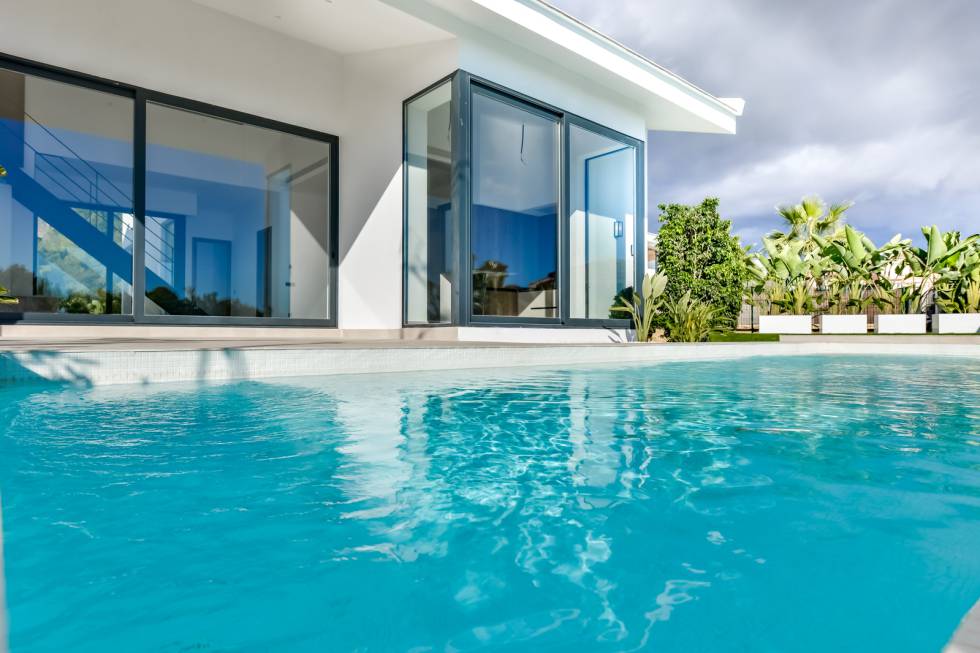 Piscina en la parte exterior de la villa.