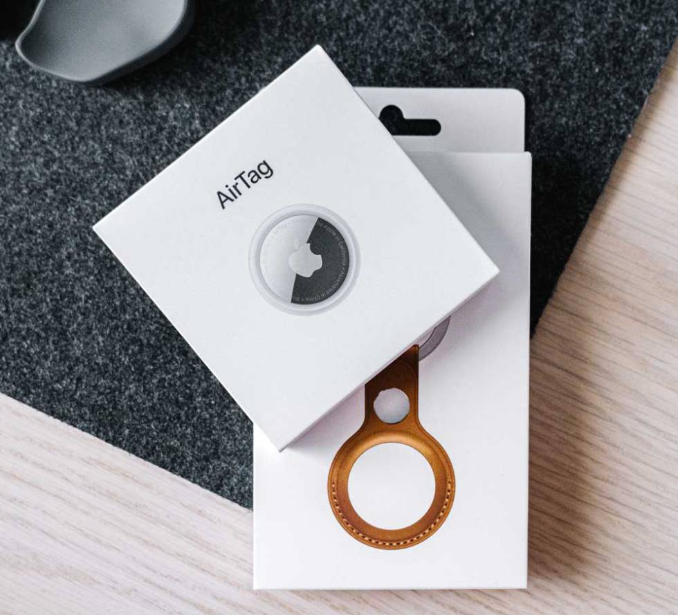 Apple AirTag en una caja