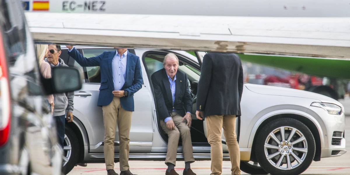Llegada del rey emérito Juan Carlos al aeropuerto de Vigo.