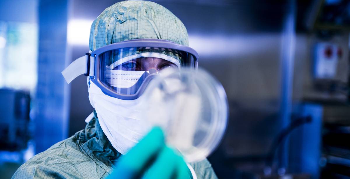 Una trabajadora de un laboratorio de Bavarian Nordic.