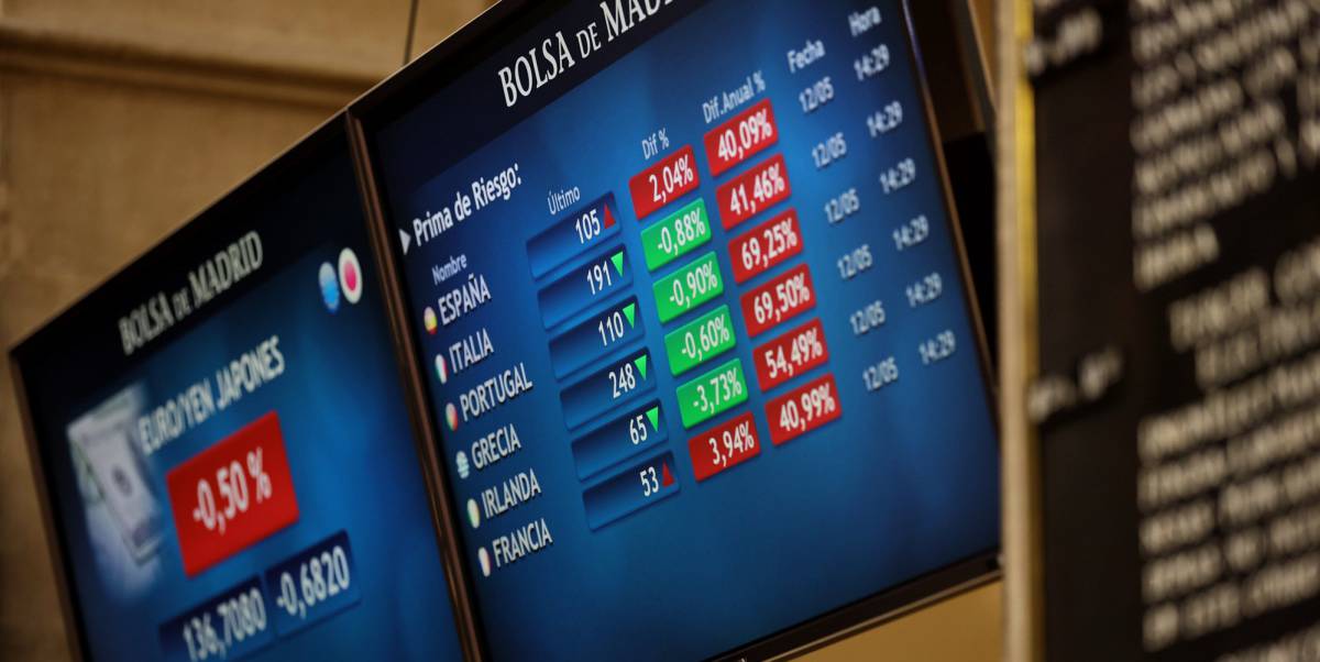 Paneles de valores del Ibex en el Palacio de la Bolsa de Madrid.