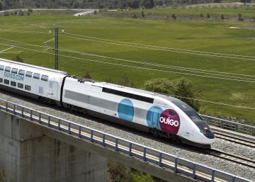 Unos 5.000 viajeros afectados por una avería en la línea del AVE Madrid-Barcelona Unos 5.000 viajeros afectados por una avería en la línea del AVE Madrid-Barcelona