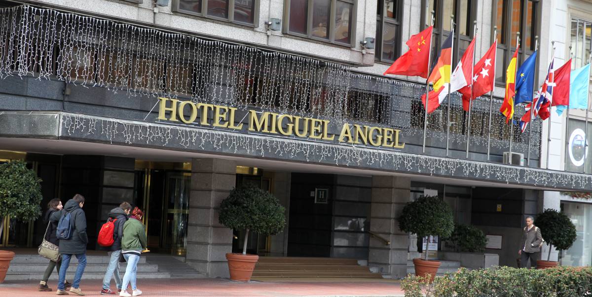 El empresario Nadhmi Auchi negocia la venta del hotel Miguel Ángel a Bain y Stoneweg
