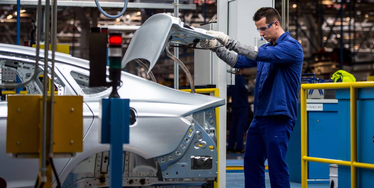 Un trabajador en la línea de montaje de la planta de Ford en Almussafes, Valencia.