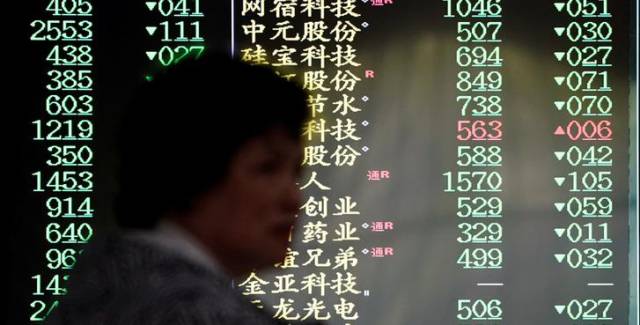 Panel con información de la Bolsa de Shanghái.