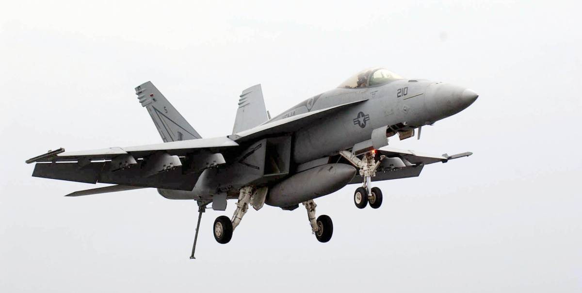 Un caza de combate FA-18 Super Hornet como el utilizado en la película 'Top Gun: Maverick'.