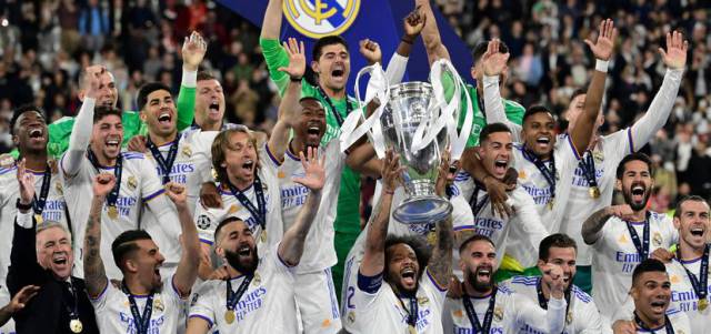 Marcelo levanta la copa de campeón de la Champions.