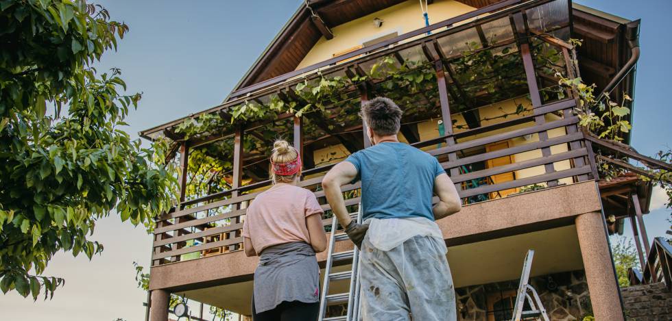 Vivienda con plantas en la terraza.