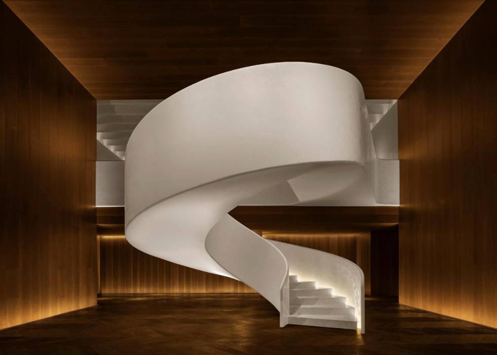 Escalera espiral de la entrada del hotel.