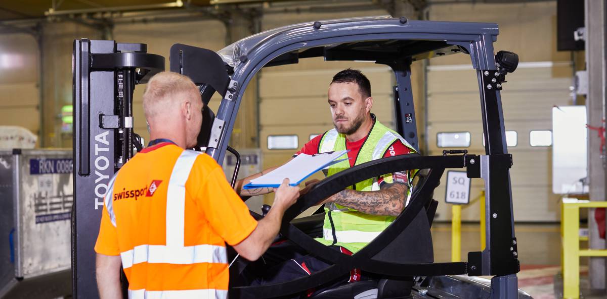 Empleados del área de carga de Swissport.