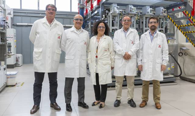Miembros de Cepsa junto a Avelino Corma en el centro de investigación de la compañía.