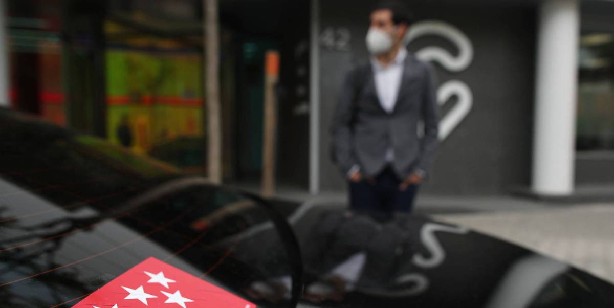 Una VTC aparcada junto a la sede de Cabify en Madrid.