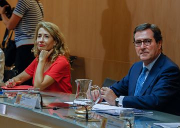 Calviño pide moderación de márgenes y salarios durante tres años Calviño pide moderación de márgenes y salarios durante tres años