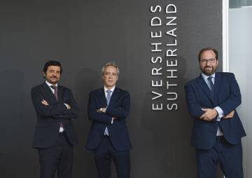 De izquierda a derecha: Antonio Bravo, socio del área de Litigación y Arbitrajes de Eversheds Sutherland; Rafael Gil Nievas, abogado del Estado; y Jacobo Martínez, socio director de la firma en España.