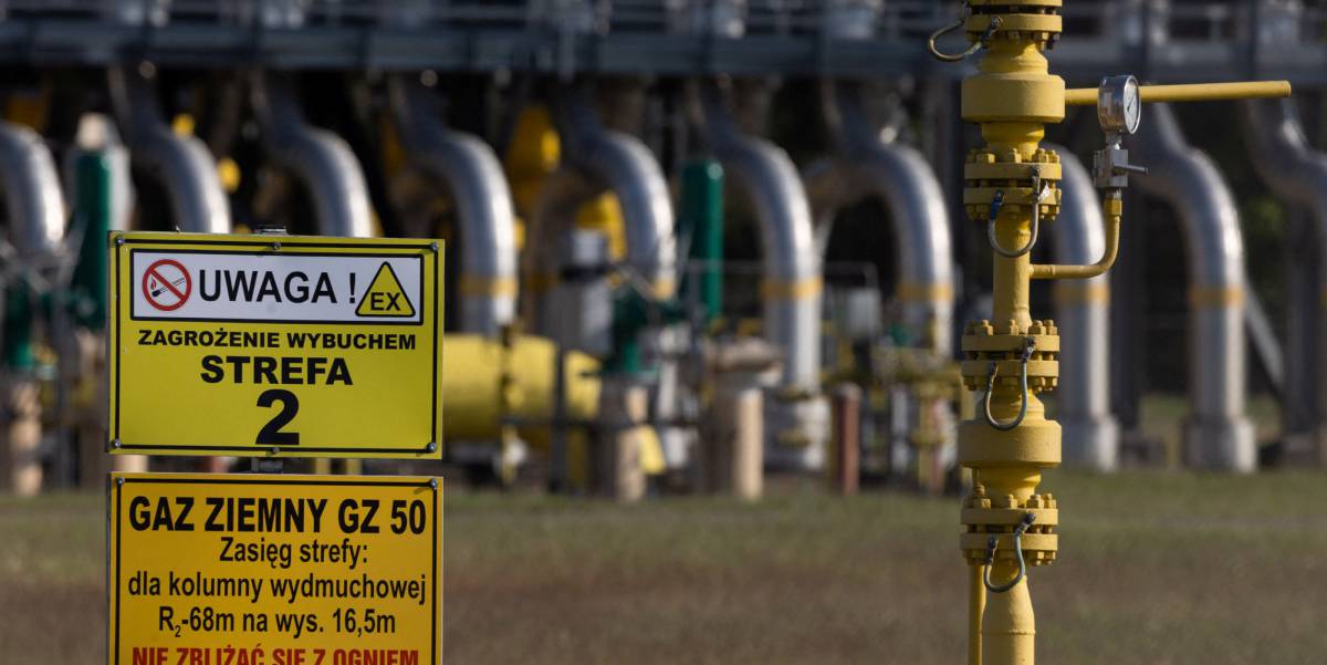 Señales de advertencia delante de una estación de compresión de gas.