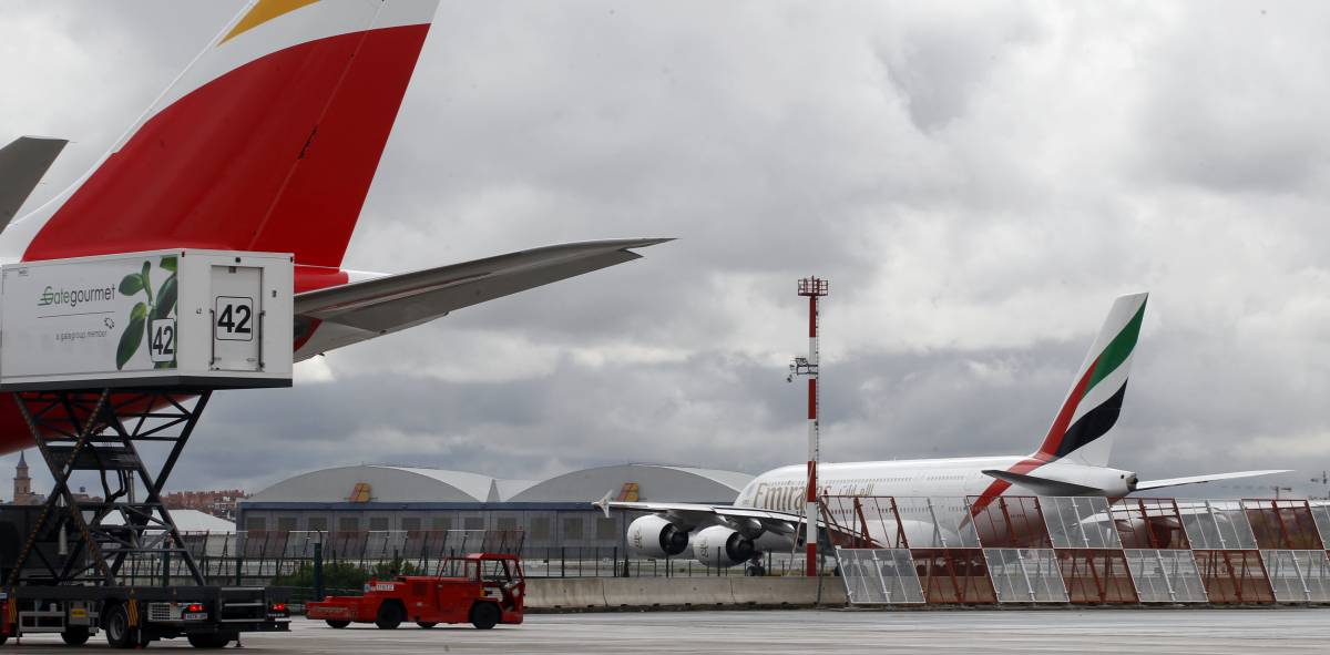 Aviones de Iberia y emirates en Madrid-Barajas.