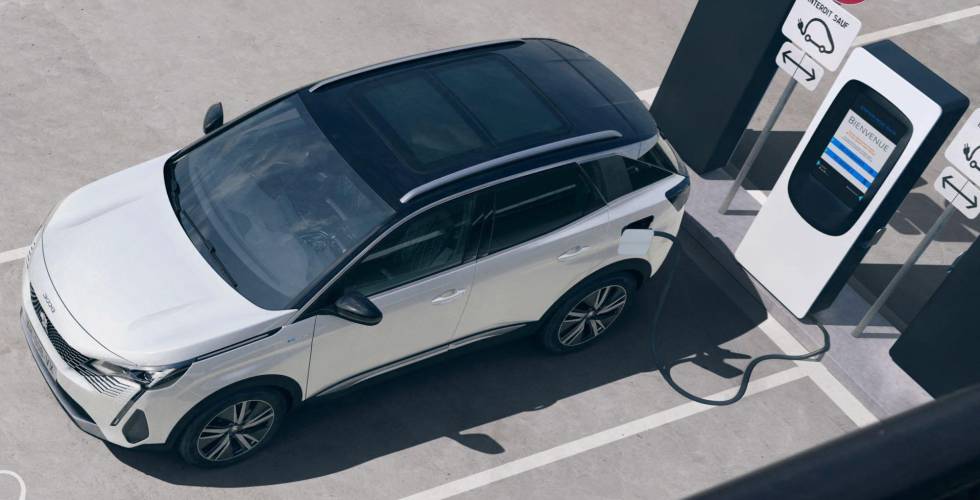 Imagen de un Peugeot 3008, el híbrido enchufable más vendido en España.