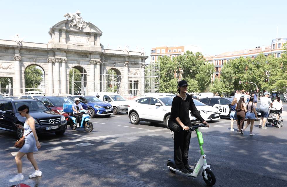 Un patinete se salta el semáforo en rojo.