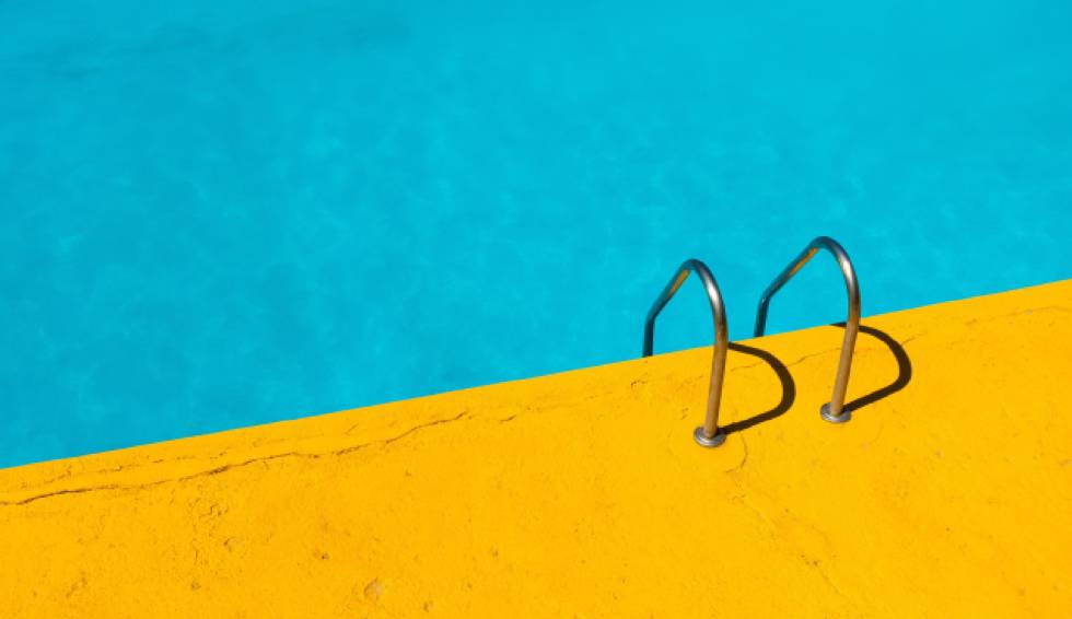 Piscina con agua