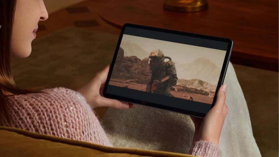 Chica con un tablet de Xiaomi