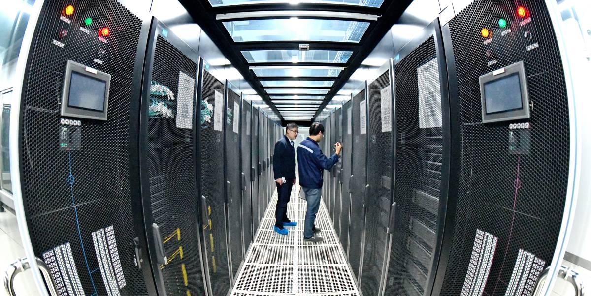 Dos personas trabajando en un centro de datos.