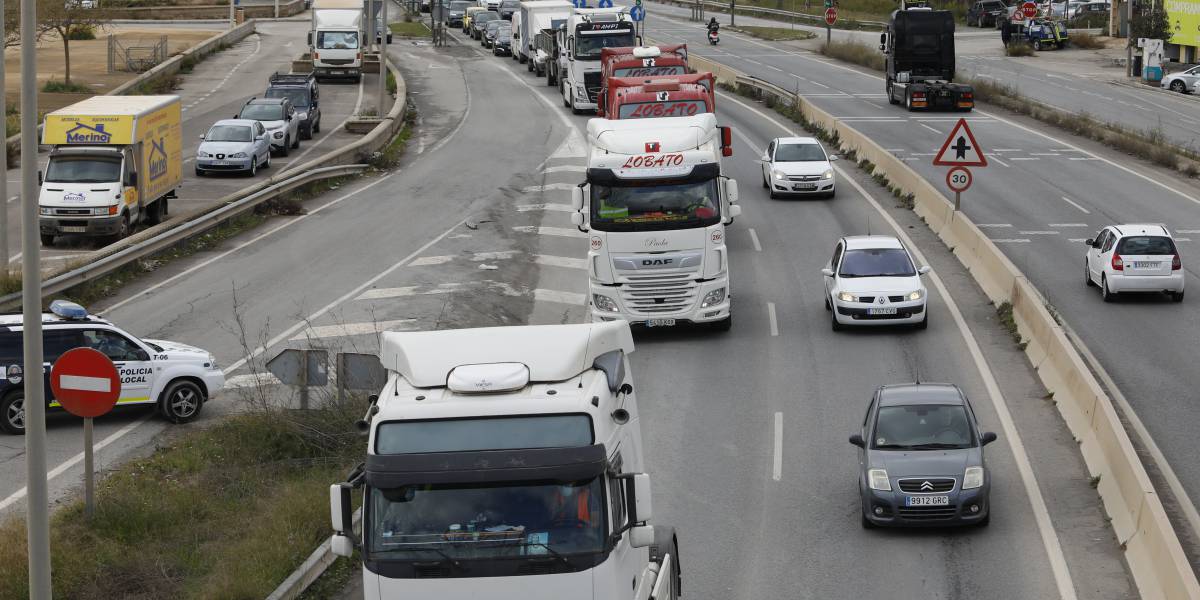 Flota de camiones en una carretera en Granada.