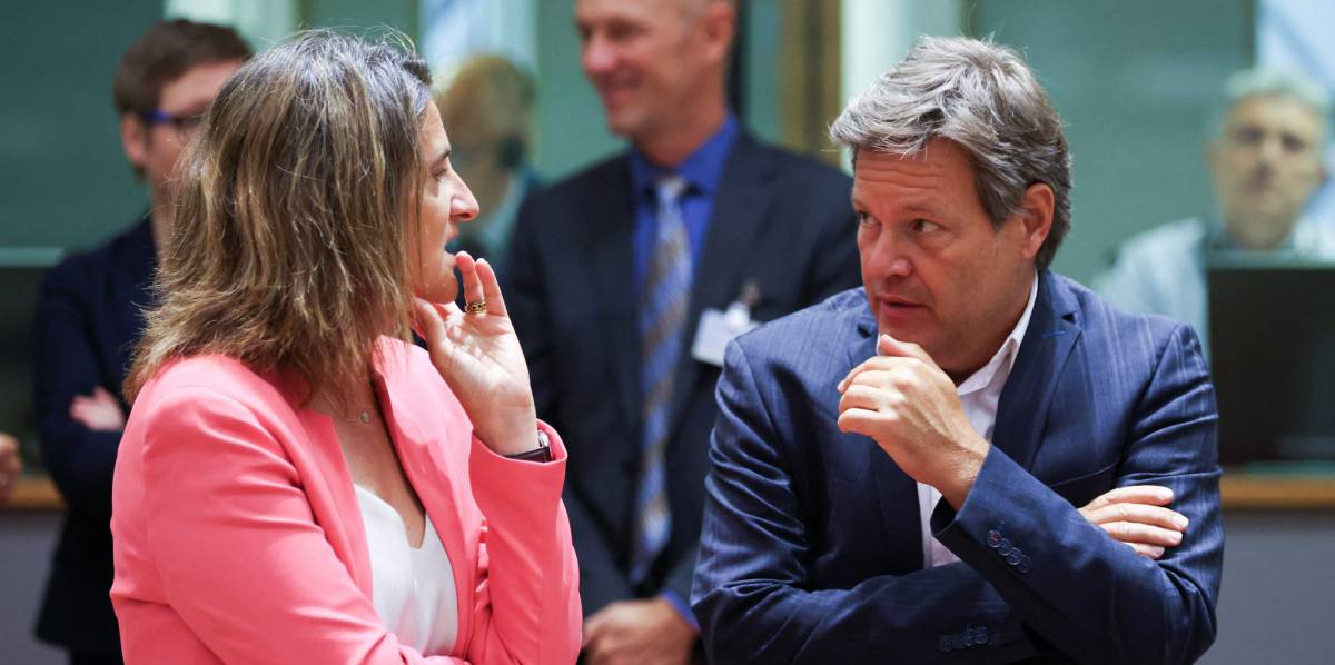La ministra española de Transición Ecológica, Teresa Ribera, con el viceconsejor alemán y ministro de Asuntos Económicos y Acción sobre el clima, Robert Habeck, durante una reunión extraordinaria de ministros de Energía en Bruselas.