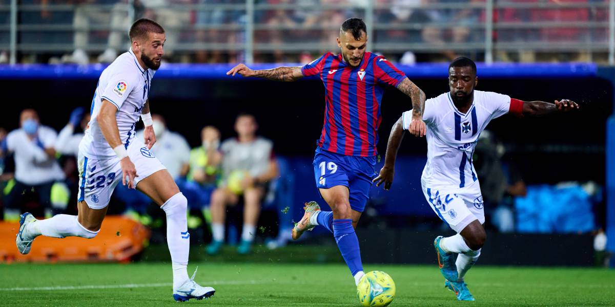Vodafone vuelve al fútbol residencial tres años después para emitir toda la Segunda División