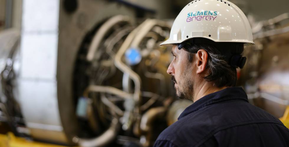 Trabajador de una planta de Siemens, en Alemania.