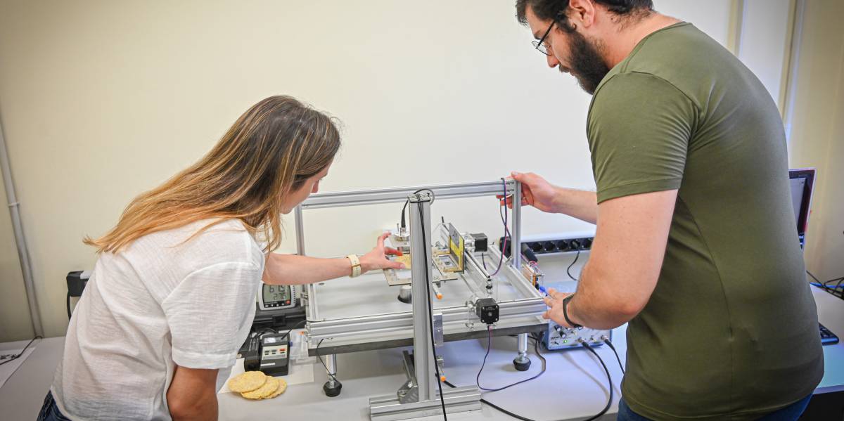 Investigadores de la Universidad Politécnica de Valencia con el ecógrafo.