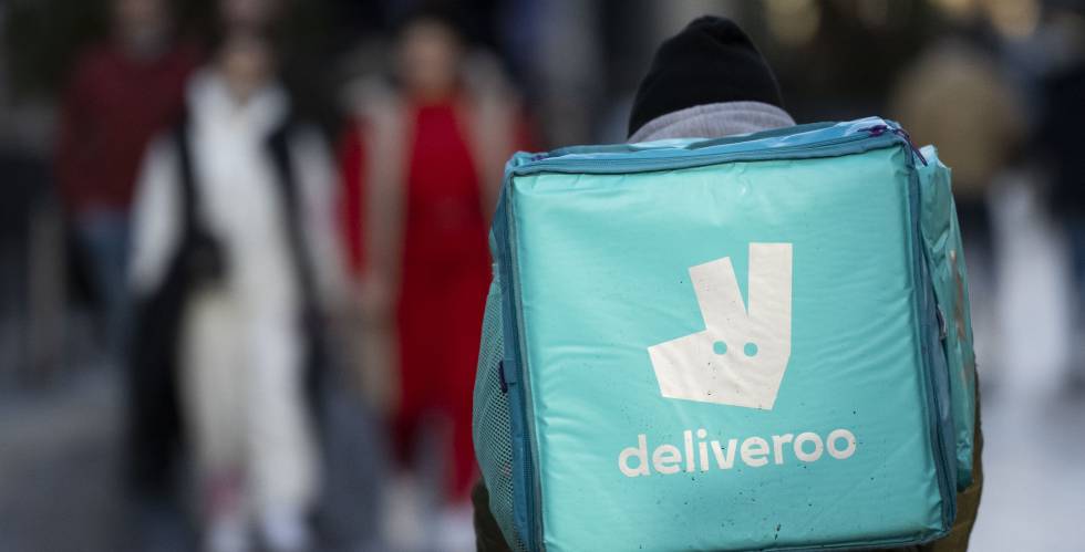 Un repartidor de Deliveroo, en Gales (Reino Unido).