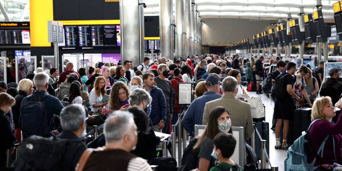 Pasajeros en la Terminal 2 del aeropuerto londinense de Heathrow.
