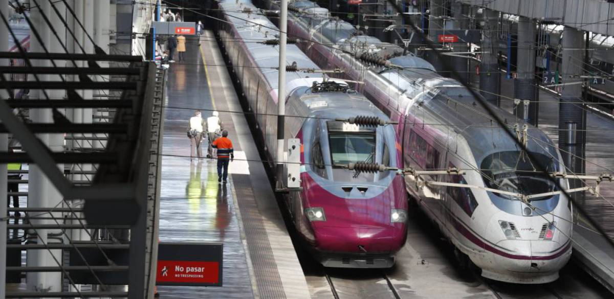 Dos trenes de alta velocidad de Renfe en Atocha (Madrid).