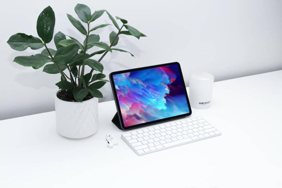 Tablet Apple iPad en una mesa con teclado