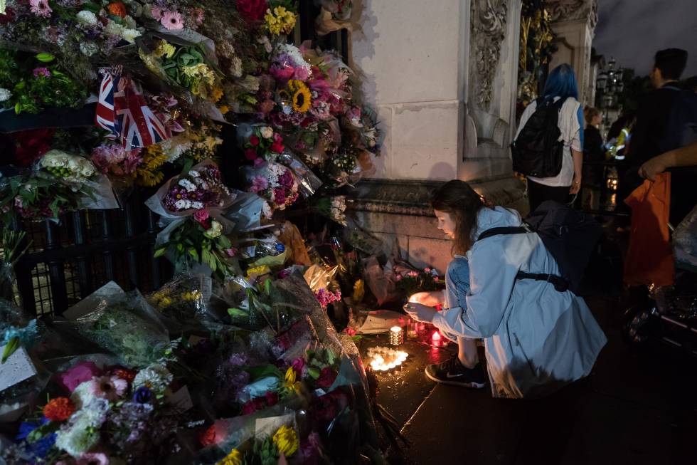 Miles de personas se acercaron la noche de este jueves al Palacio de Buckingham para homenajear a la monarca tras conoces la noticia de su muerte.