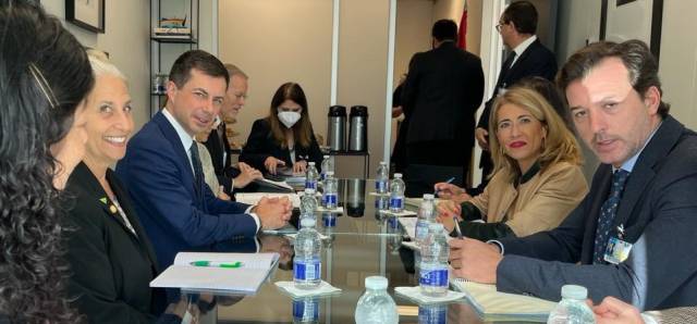 El secretario de Transportes de EE UU, Pete Buttigieg (izquierda), y la ministra española de Transportes, Raquel Sánchez, frente a frente con sus equipos el miércoles en Montreal (Canadá).