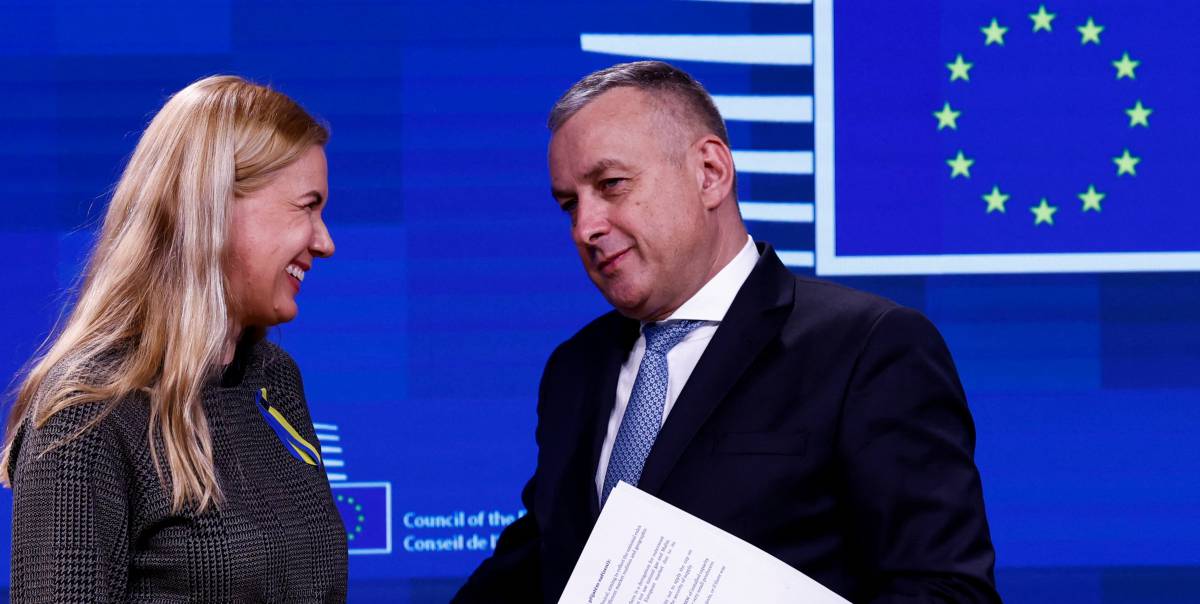 La comisaria de Energía de la Comisión Europea, Kadri Simson, y el ministro de Industria checo, Jozef Sikela.