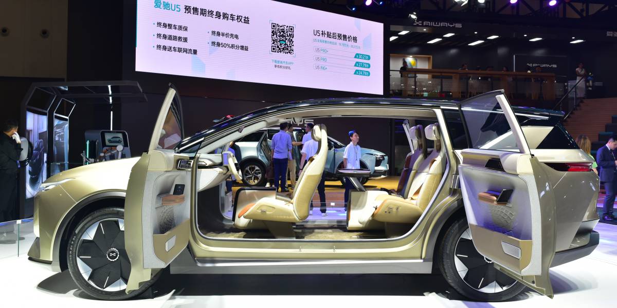 Un vehículo de la marca de coches eléctricos Aiways expuesto en un salón del automóvil de la ciudad china de Chengdú.