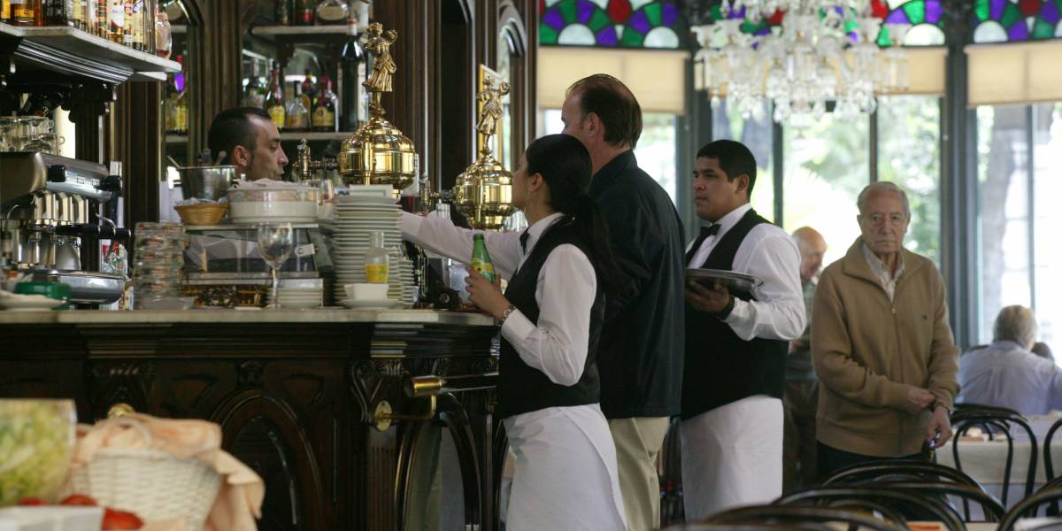 Varios camareros en un restaurante.