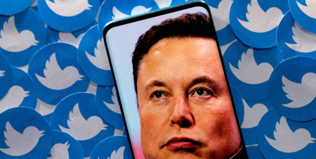 Una imagen de Elon Musk en la pantalla de un móvil junto a logos de Twitter.